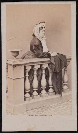 Porträt Elise Schönhoff (1837-1911; Schauspielerin). Albuminabzug auf Karton (Carte-de-visite mit Atelieraufdruck recto und verso)