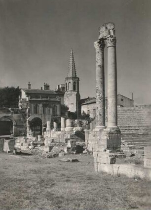 Arles. Römisches Theater aus der Zeit des Augustus, die Säulen vor den Rängen aus Carrara-Marmor