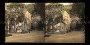 Besucher an der Brunnenhalle, Heidelberger Schloss