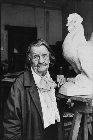 Die Bildhauerin Etha Richter (1883-1977) mit einem ihrer Werke