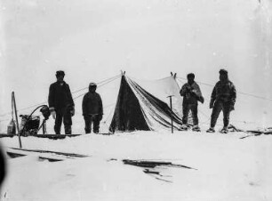 Expeditionsgruppe : Expeditionsteilnehmer mit Zelt und Ausrüstung auf dem Inlandseis hinter dem Gebirge Qarassap Nunataa.