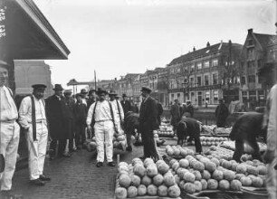 Alkmaar, Käsemarkt : Niederlande. Alkmaar. Käsemarkt vor der Alten Stadtwaage (links)