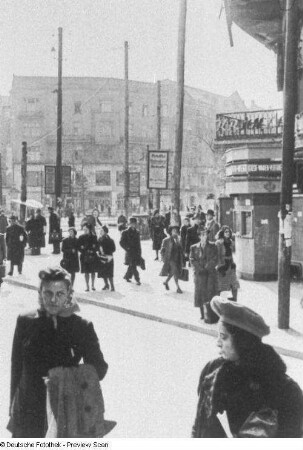 Berlin. Straßenszene an der Ecke am Kaffee "Kranzler"