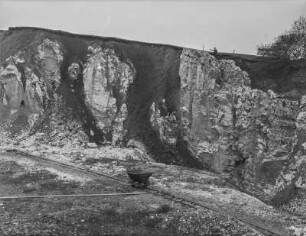 Bergbau : Blick in eine Grube mit einer Lore