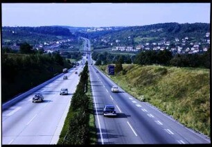 Pforzheim: Autobahn Stuttgart - Karlsruhe, Gefällstrecke bei Pforzheim Ost, von der Brücke