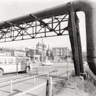 Blick auf das Industriegelände des VEB Leuna-Werke "Walter Ulbricht"