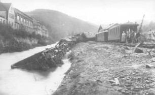 Zerstörter Personenzug auf dem Bahnhof von Glashütte : Hochwasserkatastrophe vom 08.07.1927 im Müglitztal. Zerstörter Personenzug auf dem Bahnhof von Glashütte (während der Streife am 14.7.1927 vorbeigegangen)