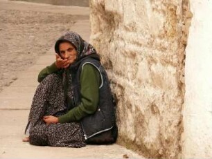 Alte Frau bettelt Touristen in der historischen Altstadt von Cordoba an. Andalusien, Spanien