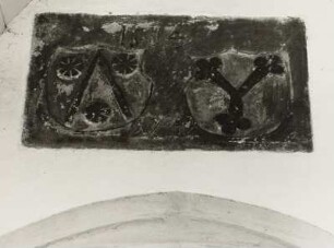 Wappenrelief derer von Carlowitz und von Below