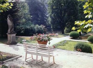 Schloßgarten Diesbar-Seußlitz : Schloßpark Diesbar-Seußlitz (1722/1733). Schloßgartenterrasse mit Skulptur Allegorie des Winters (Werkstatt Balthasar Permoser). Blick zum Schloßteich
