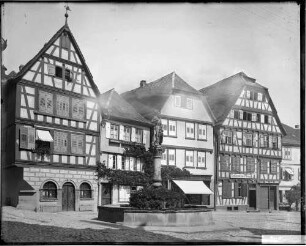 Bretten Marktplatz Marktbrunnen mit Statue vom Pfalzgrafen Friedriche II (1554), Gasthaus zur Blume (18. Jahrhundert), Eckhaus am Engelsberg (um 1757)