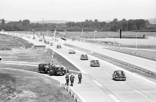 Freiburg-Nord: Wagenkolonne von der Brücke; Richtung Norden