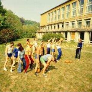 Gymnastikstunde im Silikose-Sanatorium für Bergarbeiter in Thüringen