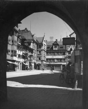 Lindau (Bodensee). Blick aus einem Torbogen zur Hauptstraße