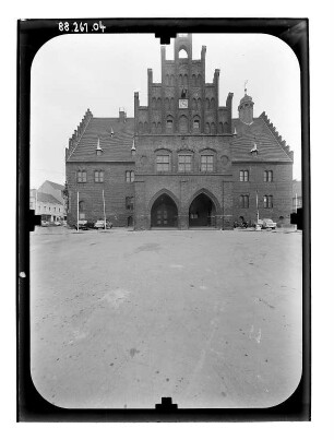 Jüterbog, Markt 21. Rathaus (Baubeginn 1499). Marktfront mit Gerichtslaube (1849/1850)