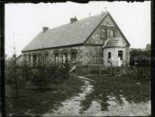 Gebäude mit Erzieherin und Kindern