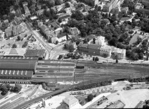 Dresden-Neustadt. Bahnhof Dresden-Neustadt (1898/1901). Bahnsteighalle (Teilansicht) und Gleisanlage Richtung Altstadt. Luftbild-Schrägaufnahme mit umliegender Wohnbebauung nach Südosten