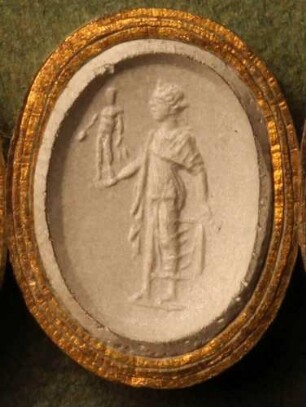 Stehende Spes mit einer Statuette des Bonus Eventus (Daktyliothek, Erstes Mythologisches Tausend)