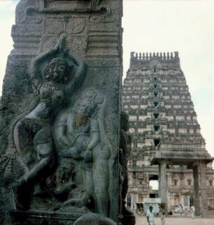 Säule mit erotischer Darstellung gegen Tempelanlage