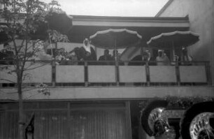 Freiburg: auf dem Balkon des Colombi Hotels; König, Oberbürgermeister, Schröder, Ernst; im Gegenlicht