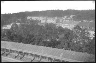 Marienbad. Jägerstraße über das Dach der Kreuzbrunnen-Kolonnade