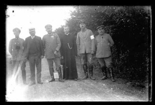 Soldaten mit Militärgeistlichem (Gruppenbild)