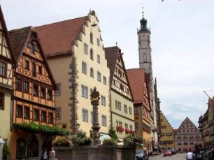 Rothenburg ob der Tauber: Herrngasse Richtung Markt mit Rathaus (li.)