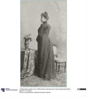 Frau in Reformkleid, Internationale Kunstausstellung Dresden