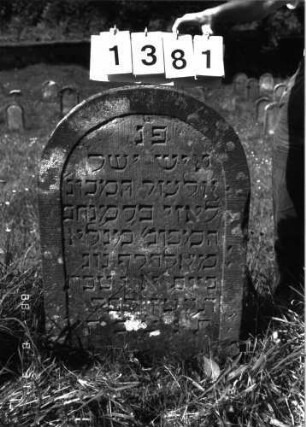 Grabstein 1381 (Index: 100098211) Maße HxBxT: 92x58x9 cm: Grabstein 1381