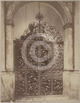 Ziergitter am Portal der Grabkapelle Glafey (Franz) auf dem Gnadenfriedhof Hirschberg