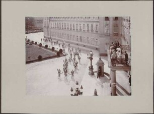 Balkon des Schlosses mit großherzoglicher Familie, davor Radfahrerkorso mit allegorisch dekorierten Beiwagen.