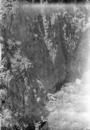 Felswand : Eine Felswand im Tian Shan Hochgebirge