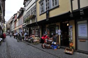Krämerbrücke in Erfurt : Das Zentrum der Thüringer Landeshauptstadt Erfurt wird dominiert von vielen historischen denkmalgeschützten Gebäuden. Bild: Blick in die traditionsreiche Ladengasse auf der Krämerbrücke, Erfurt, aufgenommen 2008