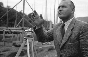 Waldkirch: Kreisbaugenossenschaft; Herr Günter am Messgerät