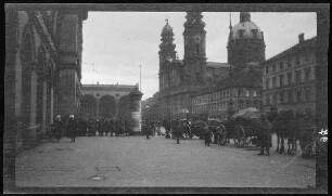 München: Soldaten und Pferdewagen am Ende der Ludwigstraße, im Hintergrund die Theatinerkirche und die Feldherrnhalle ("Freikorps vor der Feldherrnhalle")