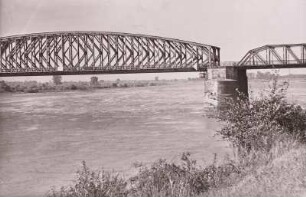 Wittenberge, Eisenbahnbrücke : Wittenberge. Straßen- und Eisenbahnbrücke. Stahlbalken (1 km) mit Stabbögen auf Steinpfeilern. Blick vom rechten Ufer talab