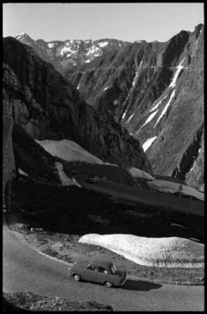 Gotthardstraße, Serpentinen der Gotthardstraße mit Bergspitzen