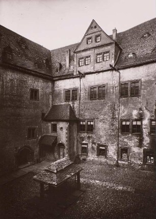 Schloss Rochsburg : Schloss Rochsburg. Innerer Schlosshof mit Brunnenhaus