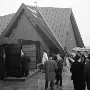 Rethwischdorf: Kirchberg: Christuskirche: Einweihung und Widmung zur Autobahnkirche: Außenansicht: rechts davor Besucher des Gottesdienstes