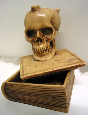 Aschenbecher 'Totenschädel auf Buch'