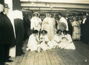 Gruppenbildnis während eines Kostümfestes an Bord eines Hochseepassagierdampfers ("Cleveland"?)