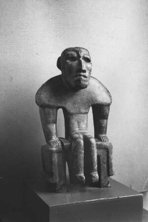 Auf einer Bank sitzender Mann, Guatemala - Museum für Völkerkunde Berlin