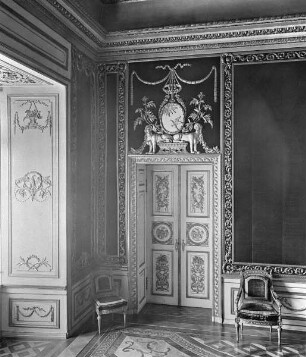 Innendekoration des Thronsaals, Raum 564 — Shingen unter Lorbeerzweigen um ein Medaillon mit dem Emblem des preußischen Königtums (zur Sonne fliegender Adler) — Supraporte