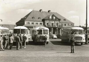 Dresden. Omnibusse vor dem Italienischen Dörfchen