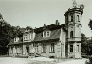 Kromlau. Herrenhaus, Am Alten Schloss 11. Westseite mit Hauptportal