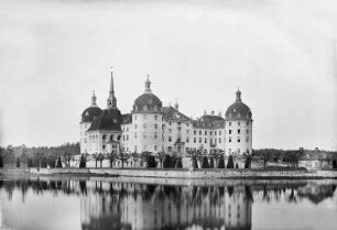 Schloss Moritzburg : Moritzburg. Schloss (1723/1736, M. D. Pöppelmann, Z. Longuelune, J. de Bodt), Ansicht über den Schloßteich