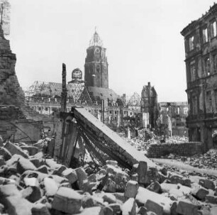 Dresden. Blick zur Ruine des Neuen Rathauses von Südwesten