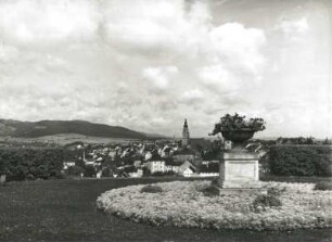 Bystrzyca Kłodzka (Habelschwerdt/Polen). Blick von der Gartenanlage auf dem Floriansberg gegen Habelschwerdter Gebirge (Gory Bystrzyckie)