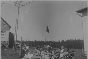 Mitglieder des Kommunistischen Jugendverbandes Deutschlands (KJVD) der Ortsgruppe Bermsgrün bei einem Ausflug in Halbmeile in der Tschechoslowakischen Republik (CSR) : Mitglieder des Kommunistischen Jugendverbandes Deutschlands der Ortsgruppe Bermsgrün bei einem Ausflug in Halbmeile (CSR)