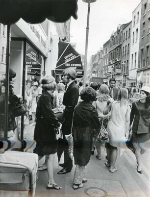 London. Carnaby Street. Straßenszene. Menschen vor einem Geschäft